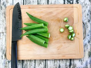 3、冰镇芥末秋葵,洗干净后切掉头部