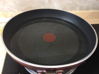 5、冰镇芥末秋葵,准备一个锅，放进水（这个量随你放的，要能把秋葵浮起来的水量，烧开