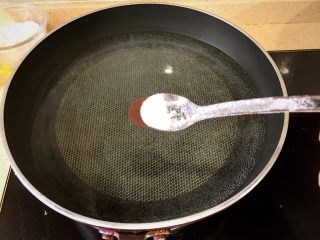 6、冰镇芥末秋葵,加入一小包勺盐