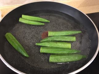 7、冰镇芥末秋葵,煮两分钟。