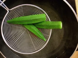 8、冰镇芥末秋葵,捞出来放入冰水冲水过滤。包好保鲜膜，放入冰箱冰半个小时。冰鲜的哈。