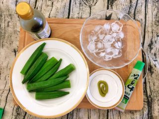 9、冰镇芥末秋葵,快吃饭的时候拿出来，准备上桌。