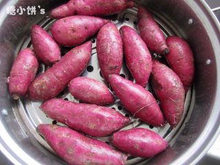 1、低糖低油【紫薯冰皮月饼】,紫薯洗净，上锅蒸熟。 因为此方分量较大，如果全部做紫薯馅的话按分量算需要一公斤那么多。我当时应该没弄那么多的紫薯泥，还有一部分包了豆沙馅的了