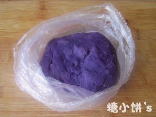 2、低糖低油【紫薯冰皮月饼】,去皮后放入保鲜袋内用手碾碎