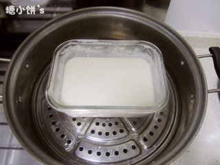 3、低糖低油【紫薯冰皮月饼】,糯米粉50G，粘米粉50G，玉米淀粉25G，低粉25G，牛奶225G，炼乳2汤匙，猪油35G，糖50G混合，盖上盖子放入蒸锅中蒸25分钟后取