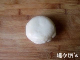 4、低糖低油【紫薯冰皮月饼】,放凉至不烫手后揉捏成团 