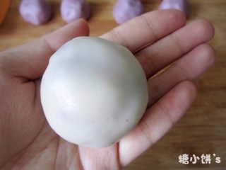 8、低糖低油【紫薯冰皮月饼】,包好以后揉圆揉均匀，全部包好，盖好保鲜膜，入冰箱【冷藏备用】