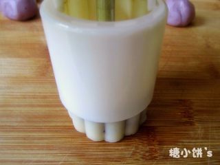 11、低糖低油【紫薯冰皮月饼】,从月饼模具中推出。 有可能是因为猪油冷藏凝固后饼皮会更好操作一点，这一步我没有撒粉防粘也觉得很容易操作。如果觉得会粘模的话就撒一点炒熟淀粉防