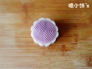 12、低糖低油【紫薯冰皮月饼】,取出即可 