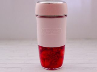 11、火龙果小番茄蜂蜜果汁,盖上果汁杯的盖子。