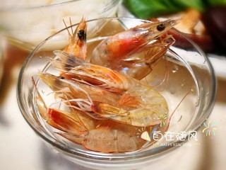 1、日式美食～什锦天妇罗,虾洗净 去头去皮去砂线