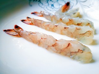 2、日式美食～什锦天妇罗,放在盘中用手指捏虾背 尽量把虾拉长