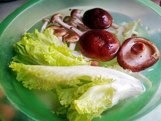 3、日式美食～什锦天妇罗,蔬菜泡水洗净