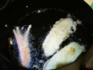 11、日式美食～什锦天妇罗,放入油锅中炸 胡萝卜香菇 蘑菇也同炸