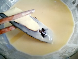 10、日式美食～什锦天妇罗,茄子片放入面糊中 挂上薄薄一层糊