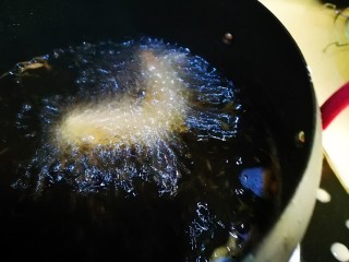 17、日式美食～什锦天妇罗,放入油锅中炸制