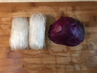 1、梦幻星空粉丝,准备好食材