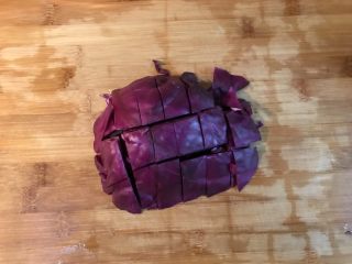 3、梦幻星空粉丝,紫甘蓝切块，我用的比较多，因为我后面还要做别的，做这个只要几片就够了