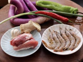 1、海虾肉片辣炒茄条,首先备齐所有的食材。