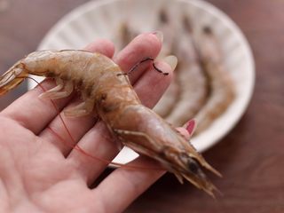 2、海虾肉片辣炒茄条,把海虾洗净后，取出虾线和虾须。