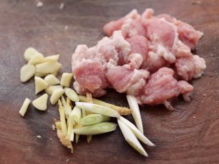 3、海虾肉片辣炒茄条,猪肉洗净后切成薄片，葱姜切丝，大蒜切片。