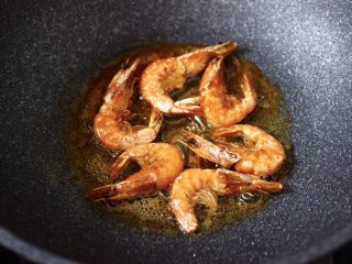 5、海虾肉片辣炒茄条,锅烧热后，倒入10克花生油烧至六成热时，把海虾煎至两面变成红色的时候，盛出备用。