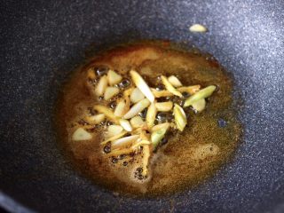 6、海虾肉片辣炒茄条,把煎虾的油爆香葱姜蒜。