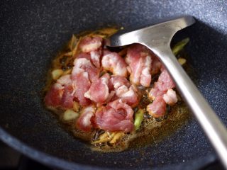7、海虾肉片辣炒茄条,加入切片的猪肉，大火快速翻炒均匀。