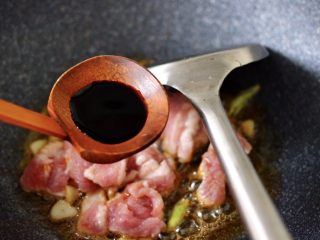 8、海虾肉片辣炒茄条,加入生抽调味调色。