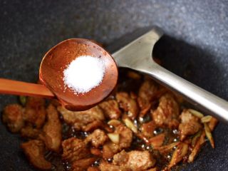 9、海虾肉片辣炒茄条,再根据个人口味，加入适量的盐调味。