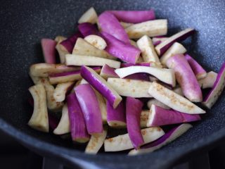 11、海虾肉片辣炒茄条,另起锅倒入剩下的20克花生油烧热，放入茄条，大火快速翻炒均匀。