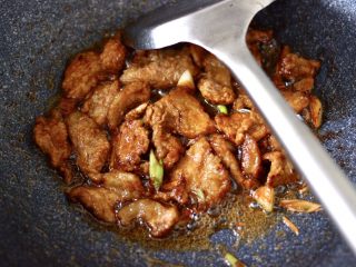 10、海虾肉片辣炒茄条,大火继续快速翻炒，看见猪肉翻炒熟后，盛出备用。