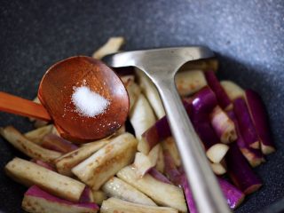 12、海虾肉片辣炒茄条,加入少许盐调味。