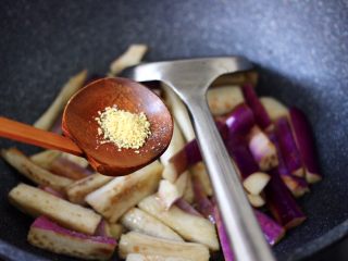 13、海虾肉片辣炒茄条,再加入鸡精增加口感。