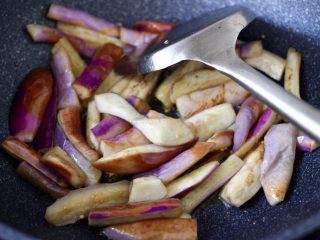 14、海虾肉片辣炒茄条,大火继续翻炒均匀后。