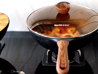 15、海虾肉片辣炒茄条,盖上锅盖，小火慢慢焖至茄条变色变软。