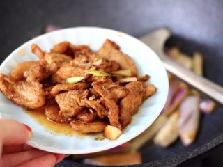 16、海虾肉片辣炒茄条,这个时候加入炒熟的猪肉片。