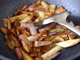 17、海虾肉片辣炒茄条,大火快速翻炒均匀。