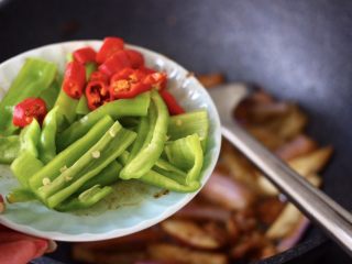 18、海虾肉片辣炒茄条,加入切条的青椒和切丁的红尖椒。