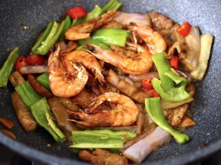 19、海虾肉片辣炒茄条,大火快速翻炒至青红辣椒变色，加入煎熟的海虾，把所有的食材翻炒均匀即可关火。