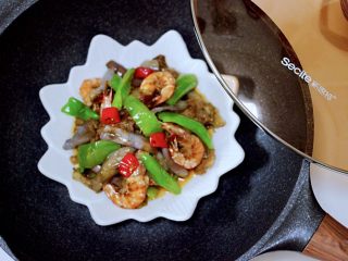 20、海虾肉片辣炒茄条,鲜辣可口的海虾肉片炒茄条就出锅咯。