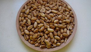 1、花生糖馅元宵,生花生放空气炸锅里180度15分钟炸熟，剥去外皮。没有炸锅的就放锅里小火炒熟