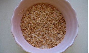 2、花生糖馅元宵,用料理机研碎，或者用擀面杖擀碎，再混合砂糖