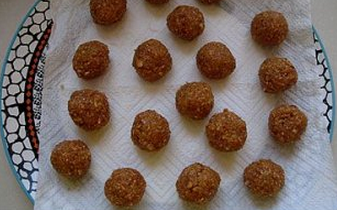 3、花生糖馅元宵,将黄油或猪油融化，放入搅拌均匀，搓成一个一个的小球，放冰箱冷藏30分钟