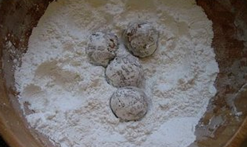 6、花生糖馅元宵,取出再放入糯米粉盆中，继续摇晃，就这样沾满一层糯米粉，在清水里浸泡5秒，重复10次