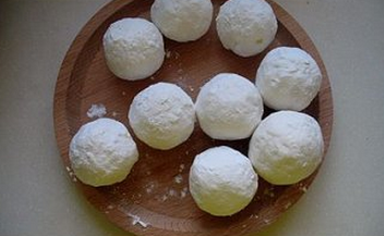 7、花生糖馅元宵,表面沾满厚厚的糯米粉，比原来的变大好几倍。这样元宵就做好了