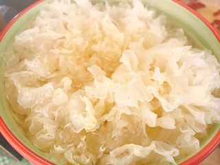 1、青木瓜银耳枸杞汤,撕成小块,继续浸泡30分钟