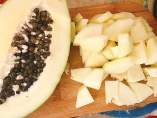 3、青木瓜银耳枸杞汤,青木瓜去皮去籽,切成大拇指粗细的块状。(新鲜的青木瓜一般的带有点苦、涩味,果浆味也比较浓,所以我用水泡一会儿再煮。)