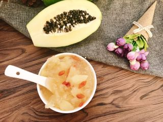 11、青木瓜银耳枸杞汤,汤汁浓稠,银耳软糯,木瓜依旧成块状又入口即化