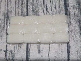 1、韩式炒年糕,先准备好年糕片